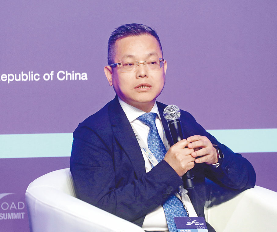 中國移動香港董事兼行政副總裁雷立群