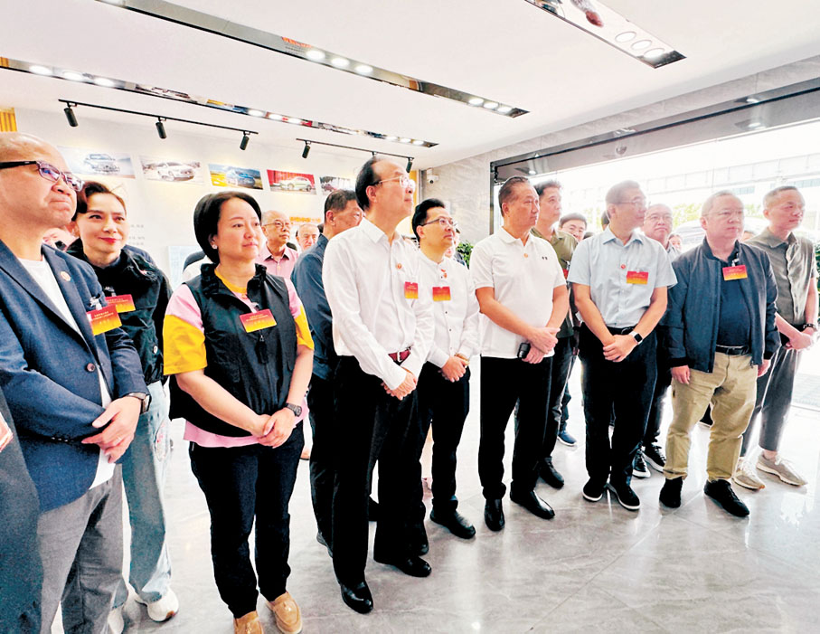 ●視察組視察鄭州比亞迪新能源工廠。