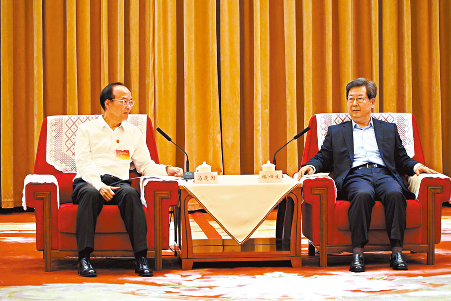 ●河南省委書記、省人大常委會主任樓陽生（右）在鄭州會見視察組一行。 