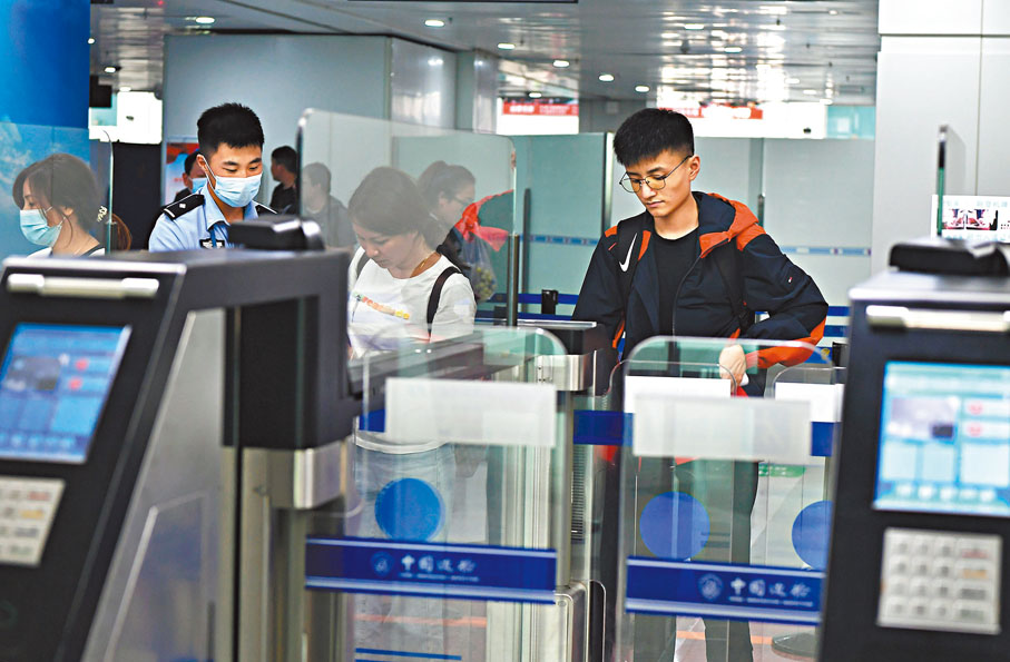 ●早前，旅客在福州長樂國際機場通過邊檢快捷通道出境。資料圖片