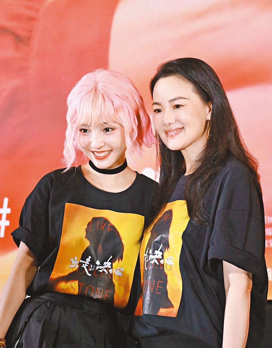 ●詠梅與「女兒」吳倩分享家庭經歷。香港文匯報北京傳真