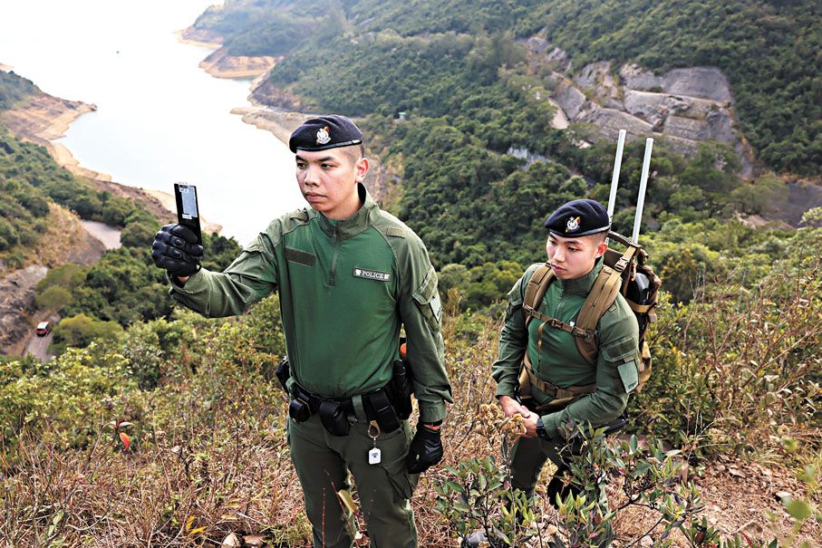 ●警員模擬以「Signal Radar」在山頭尋找載有HKSOS發出訊號的手機。香港文匯報記者劉友光  攝