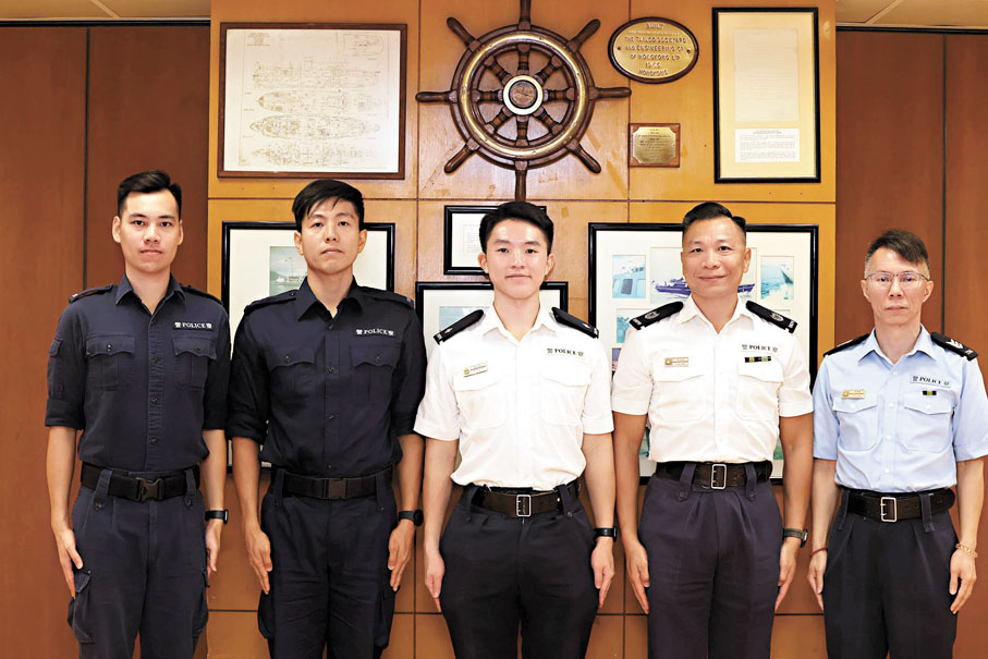 ●左起：水警港口分區近岸巡邏小隊第二隊陳漢賢警員及郭鴻飛警員、香港仔分區軍裝巡邏小隊第三隊戴琮熹督察、夏國樺警署警長、李奧威警長。 香港文匯報記者鄧偉明  攝