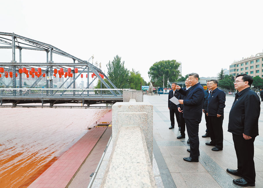 ●9月11日下午，中共中央總書記、國家主席、中央軍委主席習近平在甘肅省蘭州市考察調研。這是習近平在黃河蘭州中山橋段考察，了解當地推動黃河流域生態保護等情況。 新華社