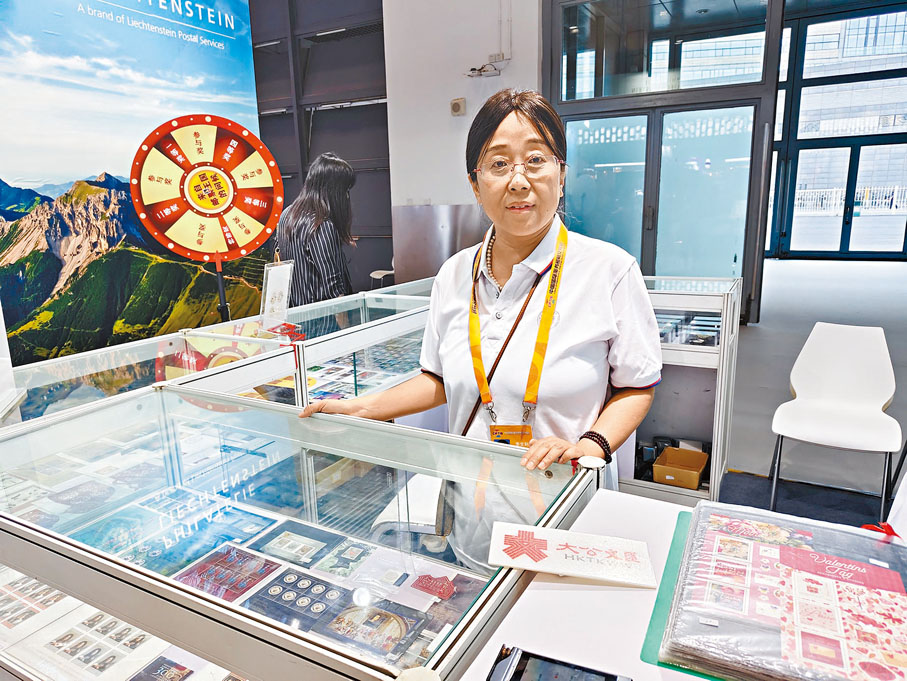 ●列支敦士登國家郵政服貿會展位負責人李文利。 香港文匯報記者任芳頡  攝