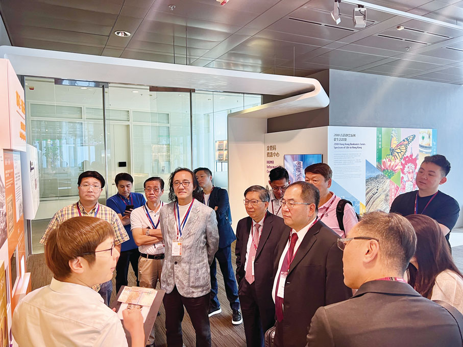 ●四地青年企業家於峰會翌日參觀金管局資訊中心，了解香港貨幣及銀行體系的發展歷史。