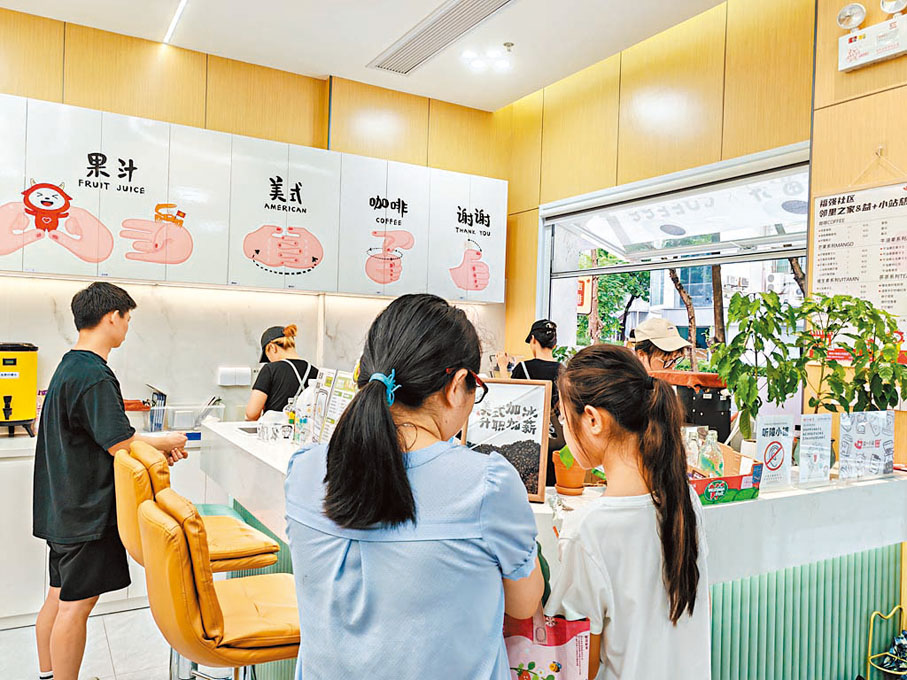 ●無聲咖啡店布置得很溫馨，牆上不僅貼有飲品的名稱，在下邊還做了常見手語的普及。