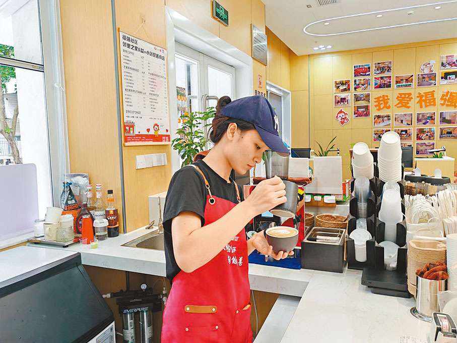 ●由於聽不見，聽障職員的專注度更高。用時兩分鐘，店員小危就能製作一杯咖啡。