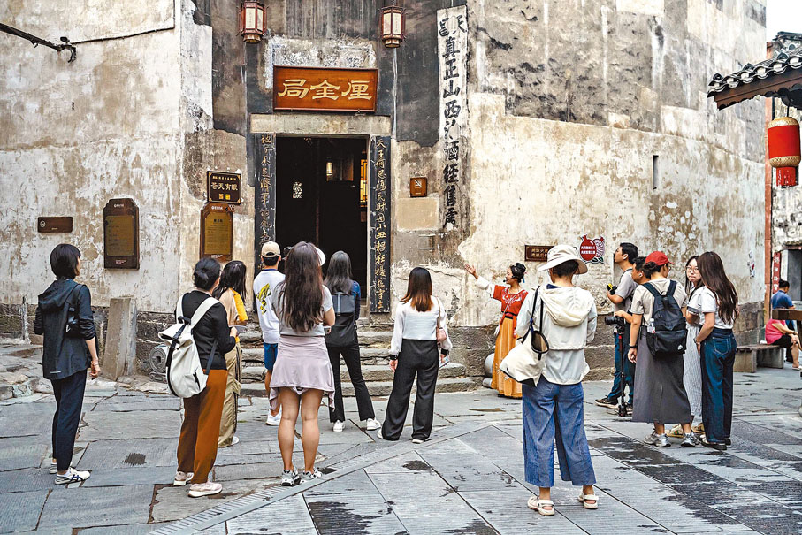 ●採訪團走進洪江古商城，會館、商號和巨商宅第隨處可見。香港文匯報記者姚進  攝