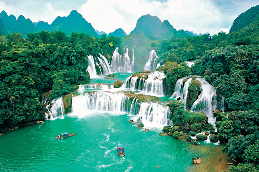 ●俯瞰中越德天—板約瀑布，左邊是越南，右邊是中國。