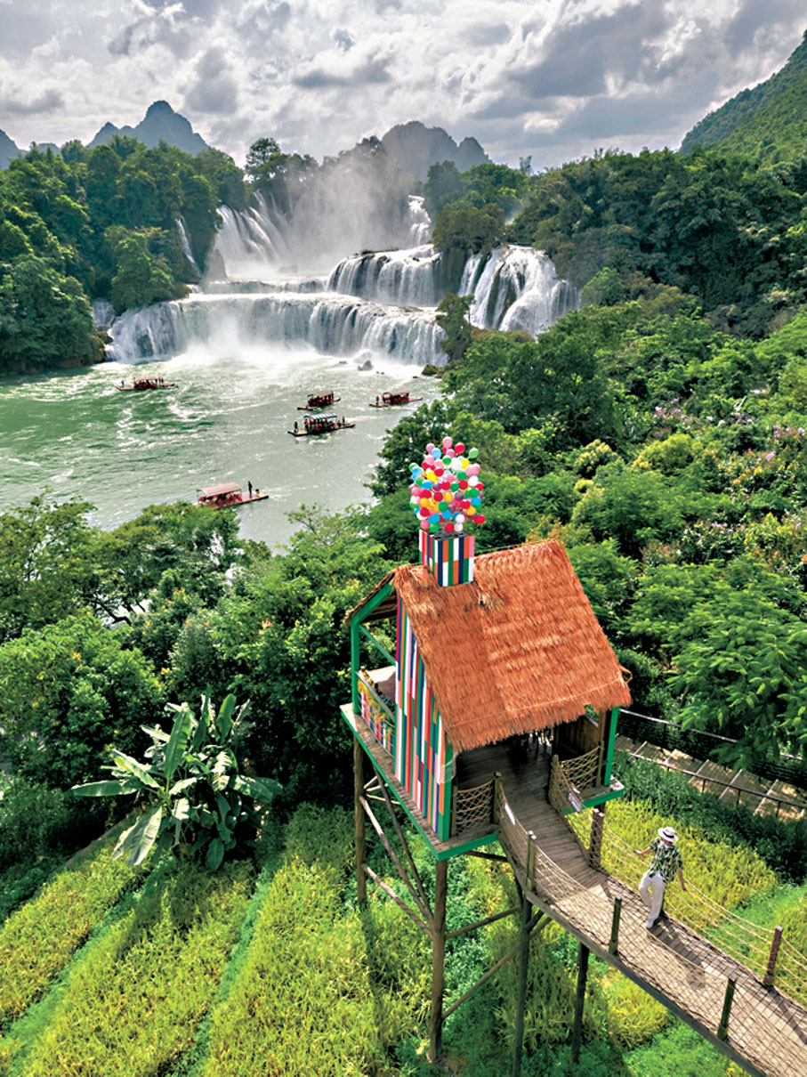 ●站在越方觀景台看德天瀑布景區。