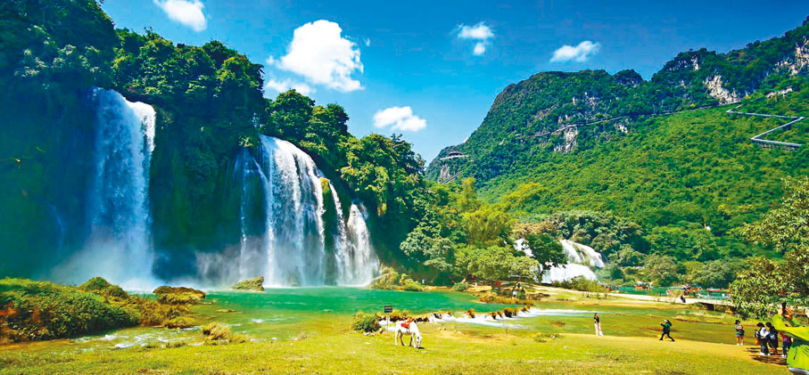 ●越南一方的板約瀑布，緊鄰中方德天瀑布。