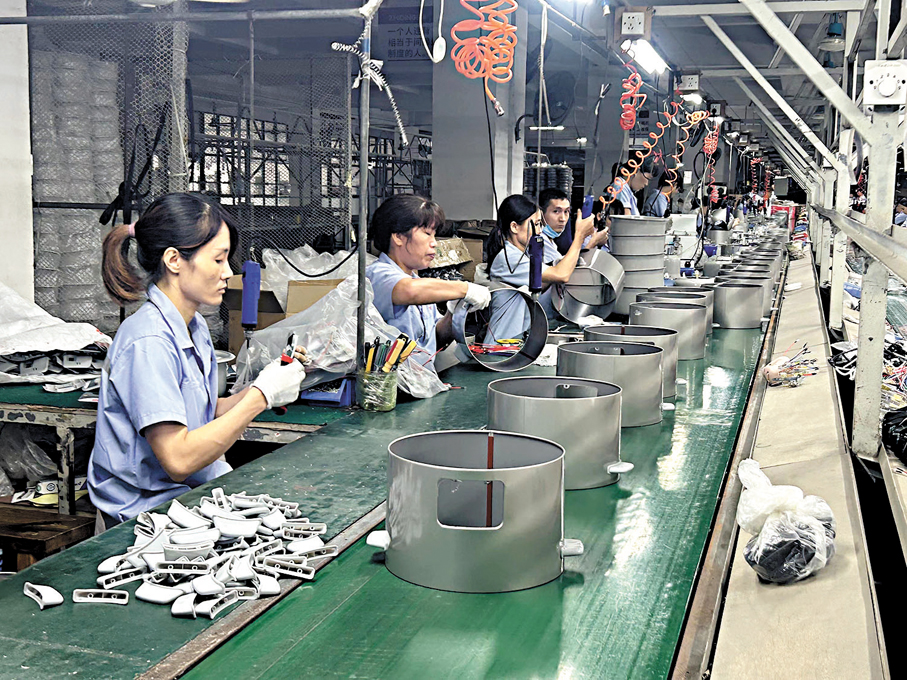 ●內地明年起實施漸進式延遲法定退休年齡，為70多年首次調整。圖為工人在工廠內工作。香港文匯報記者敖敏輝  攝