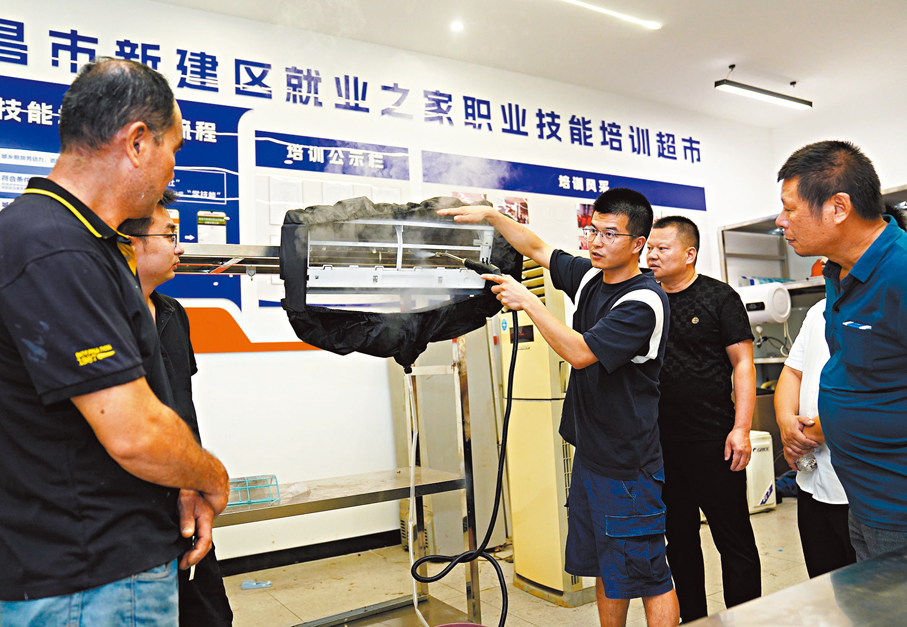 ●9月12日，一位老師在江西省南昌市新建區就業之家給學員進行家電清洗技術培訓。 新華社
