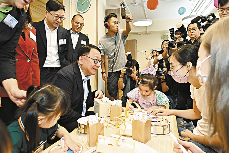 ●陳國基（坐下左二）參觀兒童遊戲室，並與使用者交流。