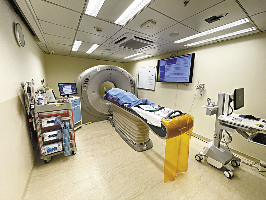 ●急症科訓練中心把地庫改裝為面積達5,000呎的模擬訓練室，包括添置模擬電腦掃描室。 香港文匯報記者吳健怡  攝