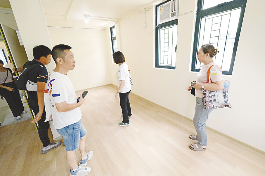 ●「睇樓團」走入「樂善村」，「樂善村」以「組裝合成」建築法興建，每個單位設有煮食空間，以及獨立洗手間連淋浴間。香港文匯報記者涂穴  攝