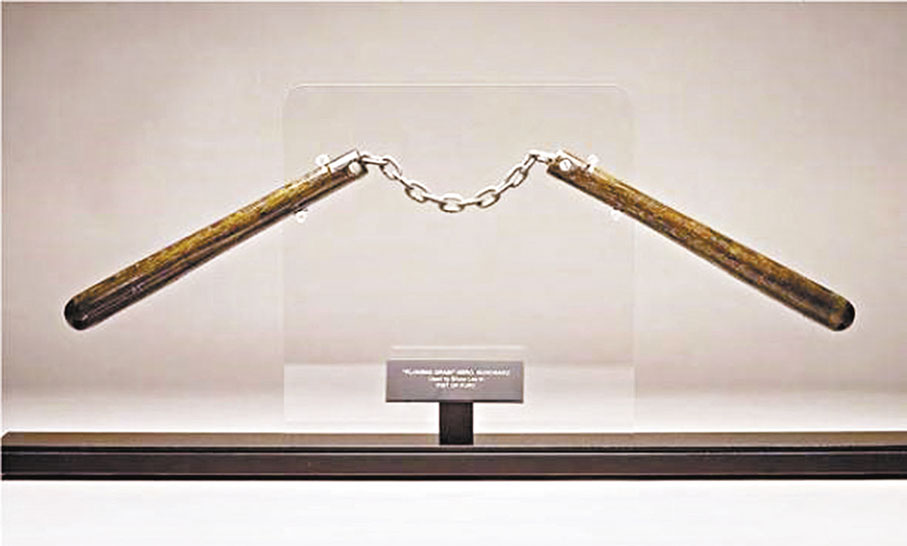 ●李小龍在電影《精武門》中使用的一副道具雙節棍。   圖：朱利安拍賣行