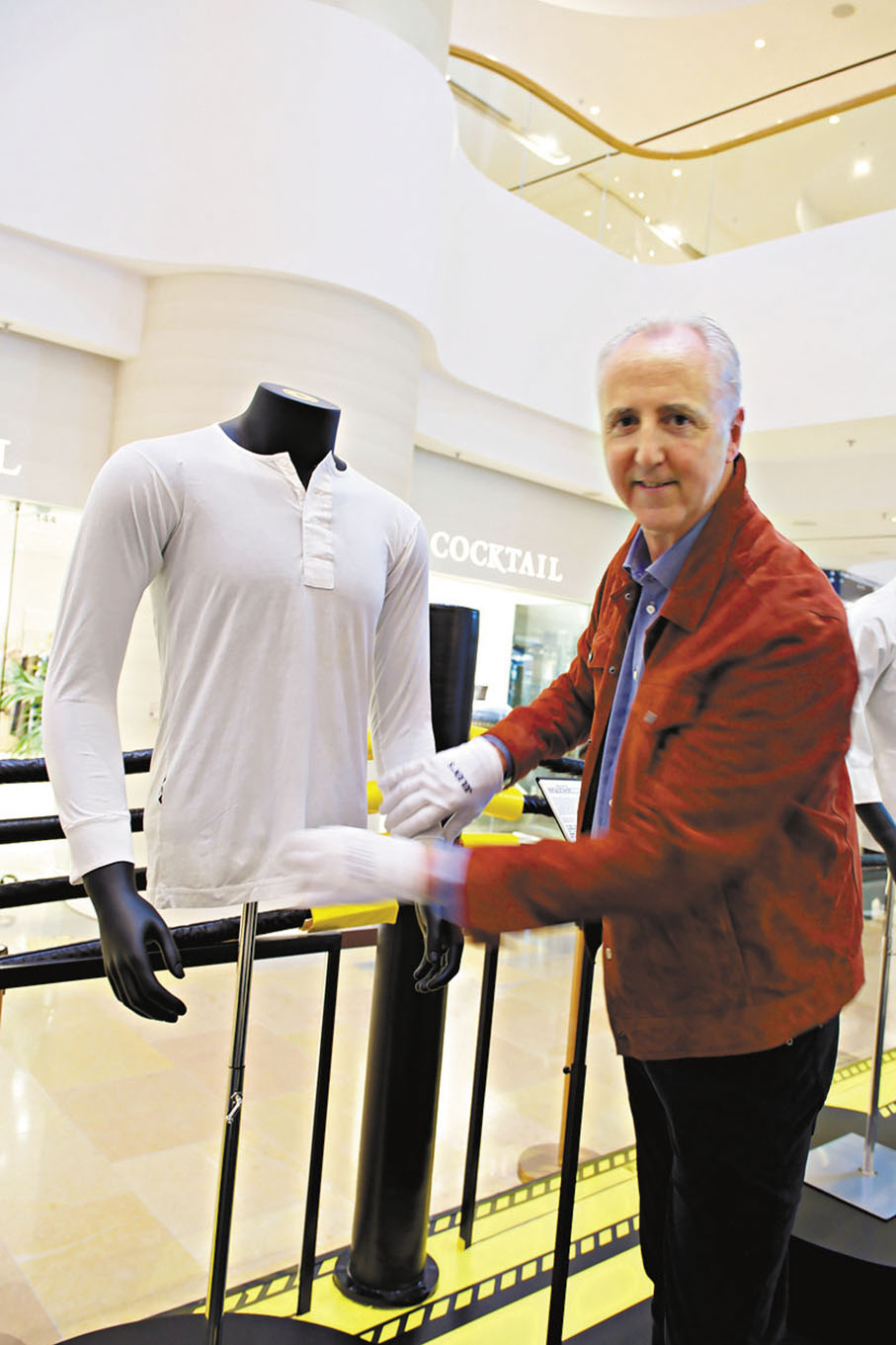 ●Martin Nolan展示李小龍在電影《唐山大兄》中所穿的長袖苦力襯衫。