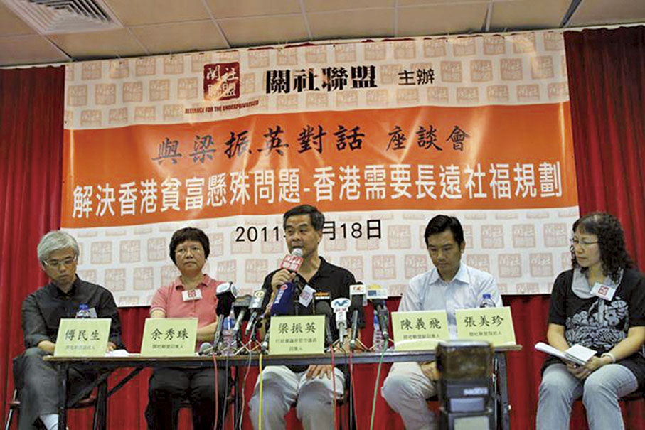 ●2011年，在梁振英參選香港特別行政區第三任行政長官前，余秀珠（左二）邀請他到社區與市民對話。