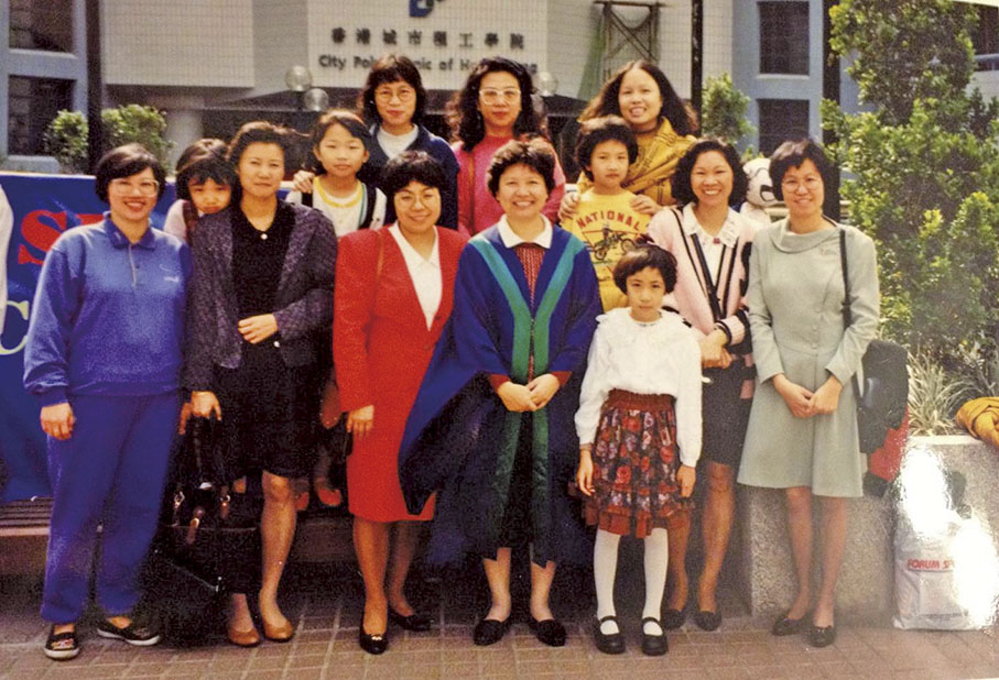 ●1992年，余秀珠（前排左四）在香港城市大學畢業時和朋友的合照。