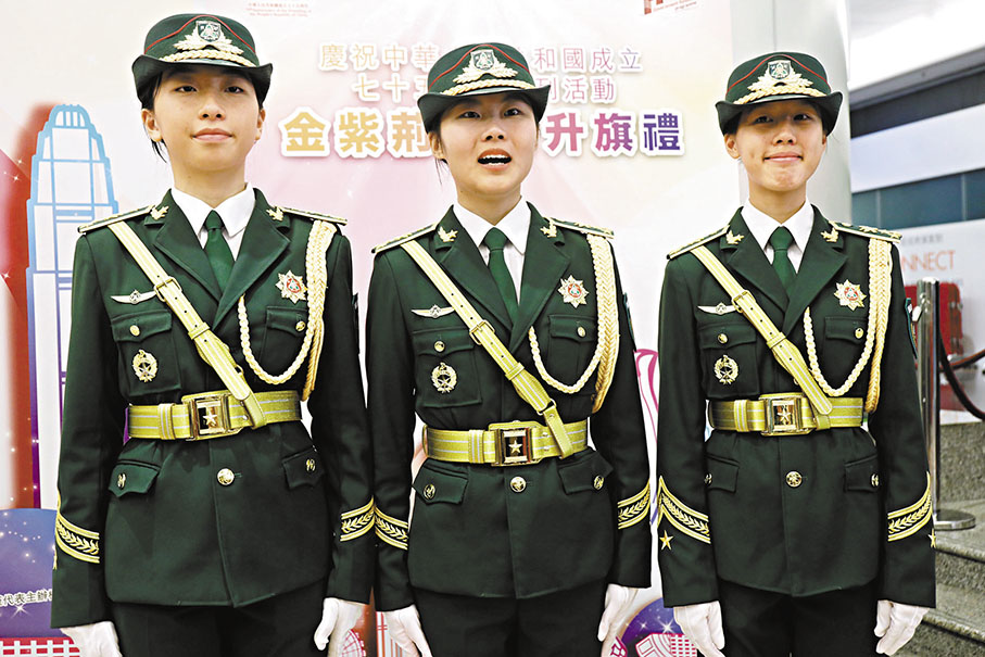 ●國旗隊旗手鍾欣昵（中）盼為香港與內地交流作貢獻。 香港文匯報記者萬霜靈  攝