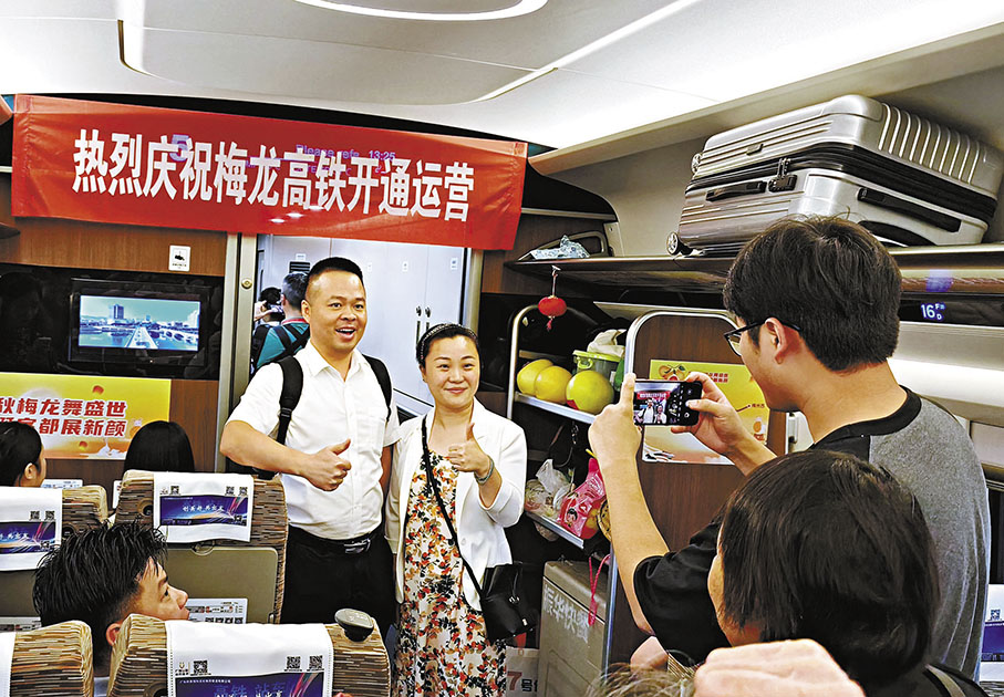 ●梅龍高鐵開通，穗深至梅州省時一半。圖為旅客在梅龍高鐵列車上拍照留念。 香港文匯報記者方俊明  攝