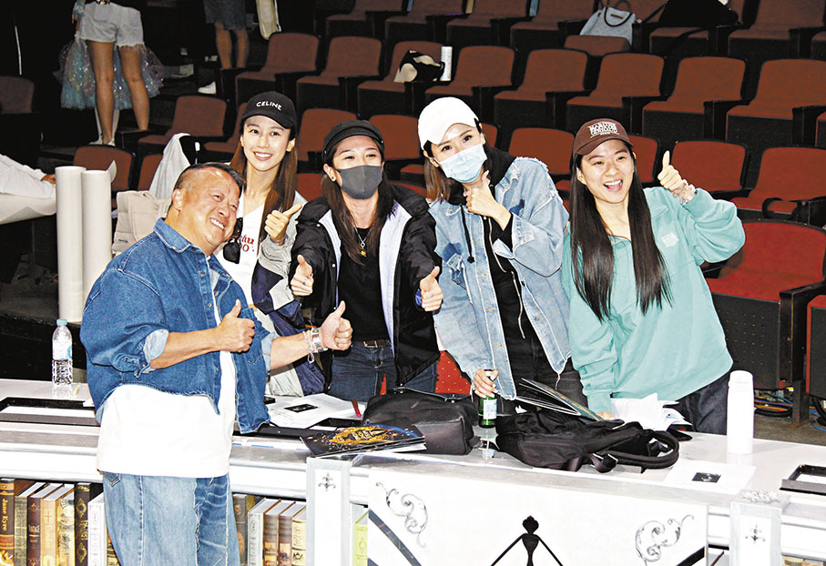 ●港姐競選昨綵排，無綫總經理曾志偉探班。