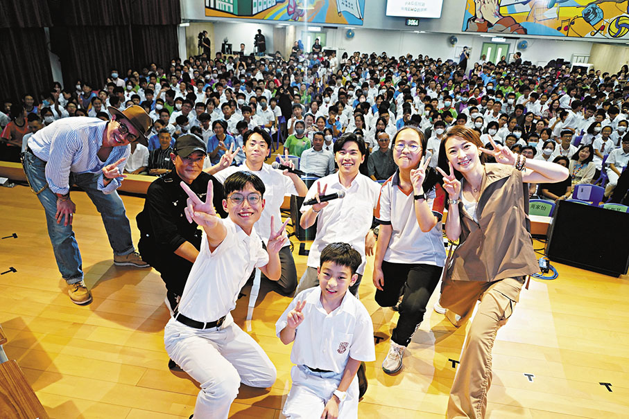 ●迦密中學的學生跟演協藝人開心互動。