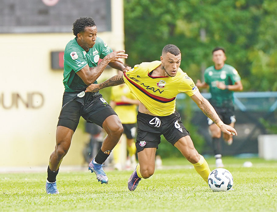 ●理文一度憑艾華頓（右）的入球取得領先。  香港文匯報記者張發兒 攝