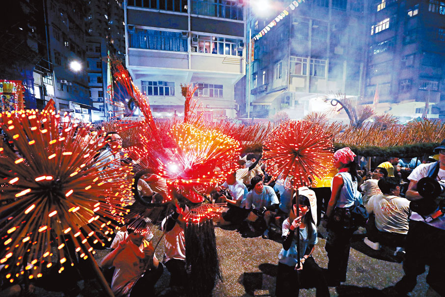●香港傳統民俗活動大坑舞火龍昨起一連三晚舉行。香港文匯報記者萬霜靈  攝