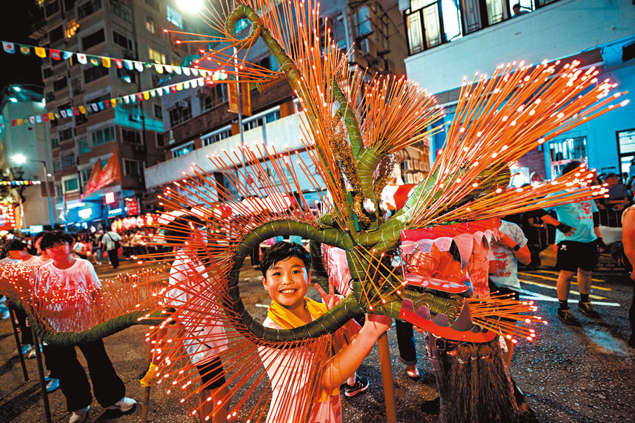 ●約100名小朋友舞動長達20米的LED小火龍打頭陣。旅發局供圖