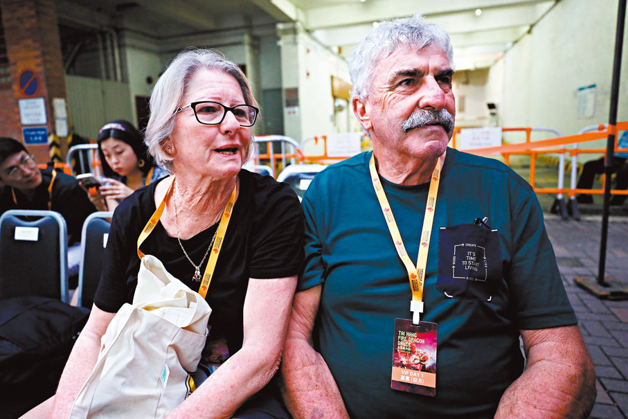 ●來自澳洲的Bob及妻子Yvonne首次觀看舞火龍感到驚艷。 香港文匯報記者萬霜靈  攝