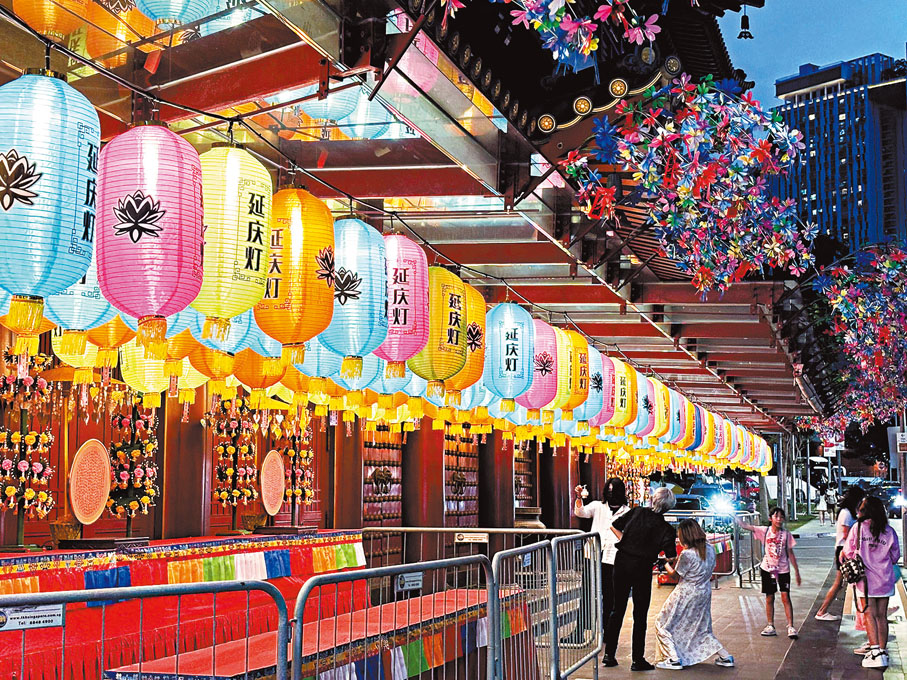 ●9 月 13 日，新加坡一座寺廟裏掛滿綵燈慶祝農曆中秋節。    新華社