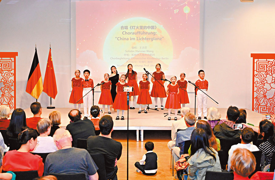 ●9 月14日，德國柏林中國文化中心，兒童演員們在慶祝即將到來的中秋節活動中表演節目。 新華社