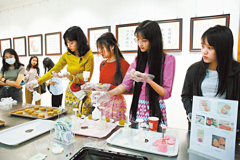 ●9月14日，緬甸仰光中國文化中心，學生們在慶祝即將到來的中秋節活動中製作月餅。 新華社