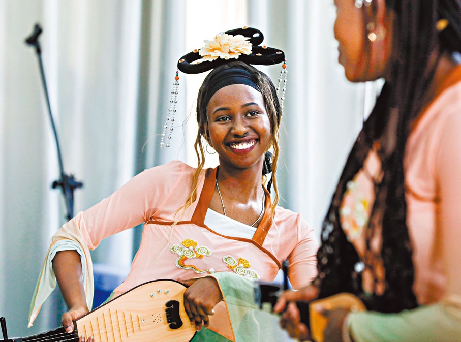 ●9月13日，內羅畢大學孔子學院學生在肯亞內羅畢中秋節慶祝活動中表演。 新華社