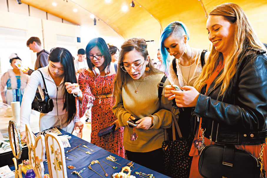 ●9月8日，英國倫敦，人們在漢服展示活動中參觀市場攤位，慶祝即將到來的中秋節。 新華社