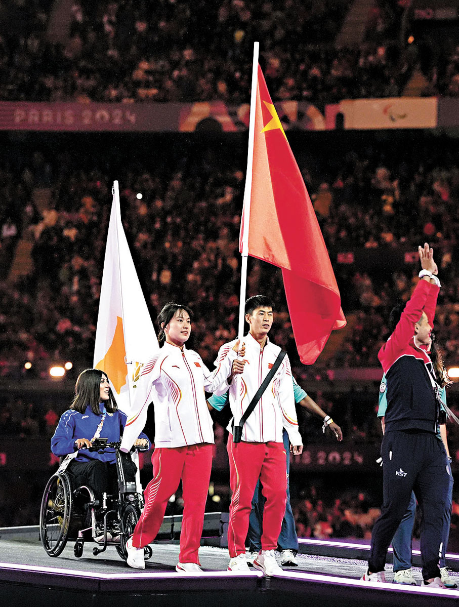 ●邸東東作為巴黎殘奧會中國代表團旗手出席閉幕式。香港文匯報遼寧傳真