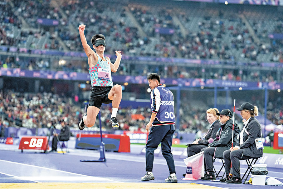 ●巴黎殘奧會上，邸東東以6米85的成績打破世界紀錄奪得金牌。圖為邸東東在比賽中試跳。 新華社