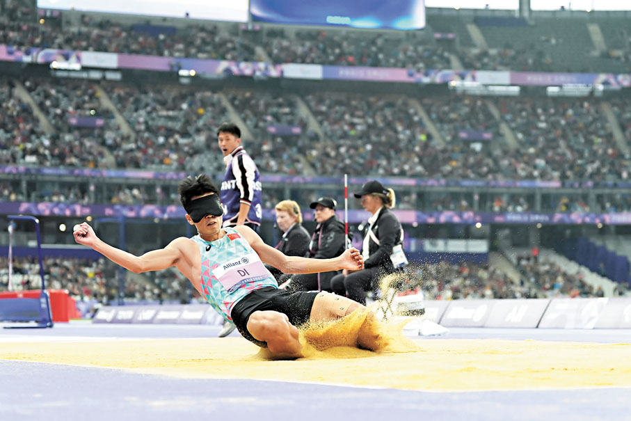 ●邸東東在巴黎殘奧會跳遠比賽中。 香港文匯報遼寧傳真
