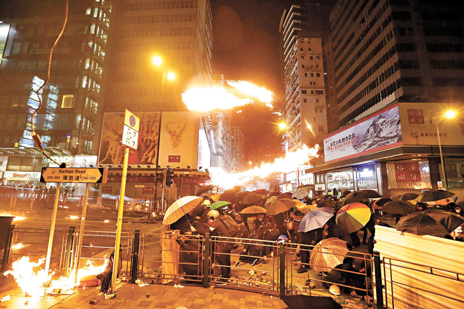 ●2019年11月18日，大批暴徒在油尖旺區攻擊警方防線，企圖「營救」被圍堵在理大內的暴徒。資料圖片