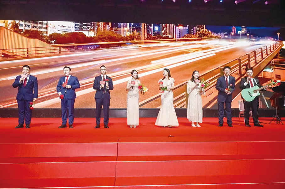 ●浙江青年獻唱《東方之珠》。