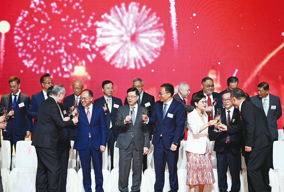 ●全場舉杯慶祝祖國七十五周年華誕。