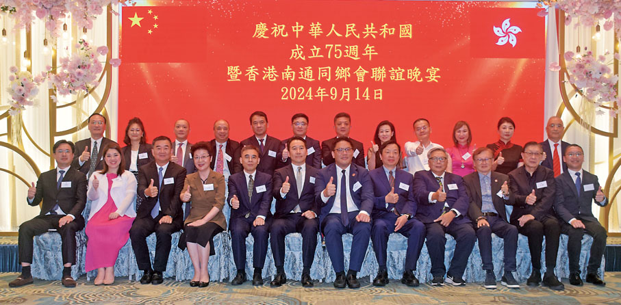 ●主禮嘉賓於台上合照。