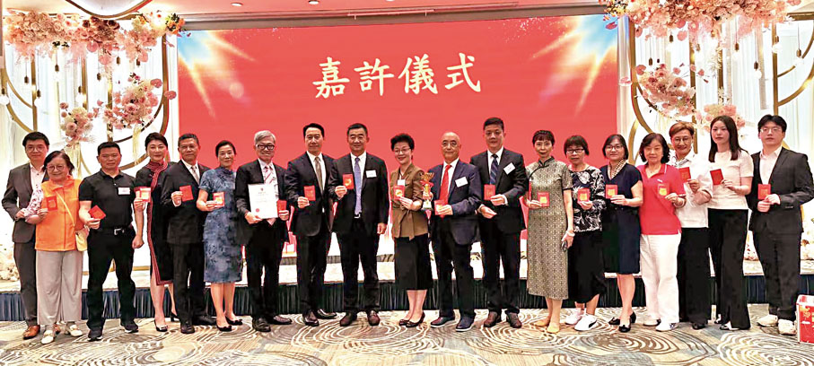 ●大會為獲得香港義工聯盟頒發義工團隊銅獎的香港南通同鄉會義工隊送上中秋祝福以作鼓勵。