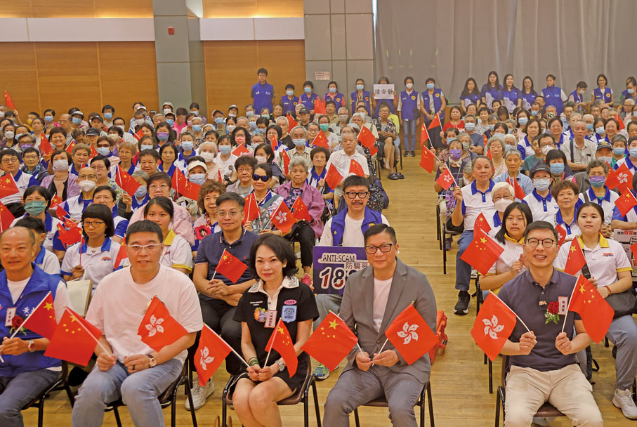 ●8月31日，莊紫祥與保安局局長鄧炳強伉儷等，在慈雲山社區會堂向500餘名街坊派發愛心月餅。