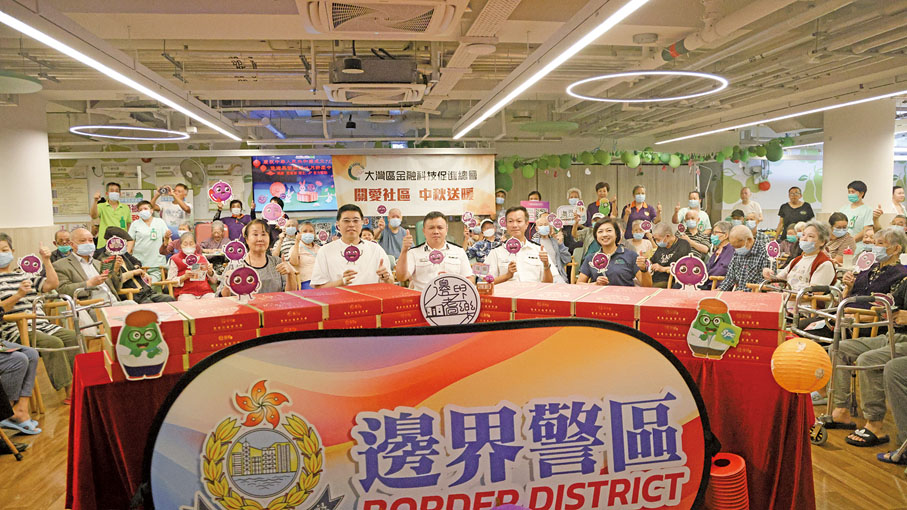 ●9月13日下午，莊紫祥前往香港古洞北福利服務綜合大樓，與劉經倫總指揮官等一起為長者們送上月餅和中秋祝福。