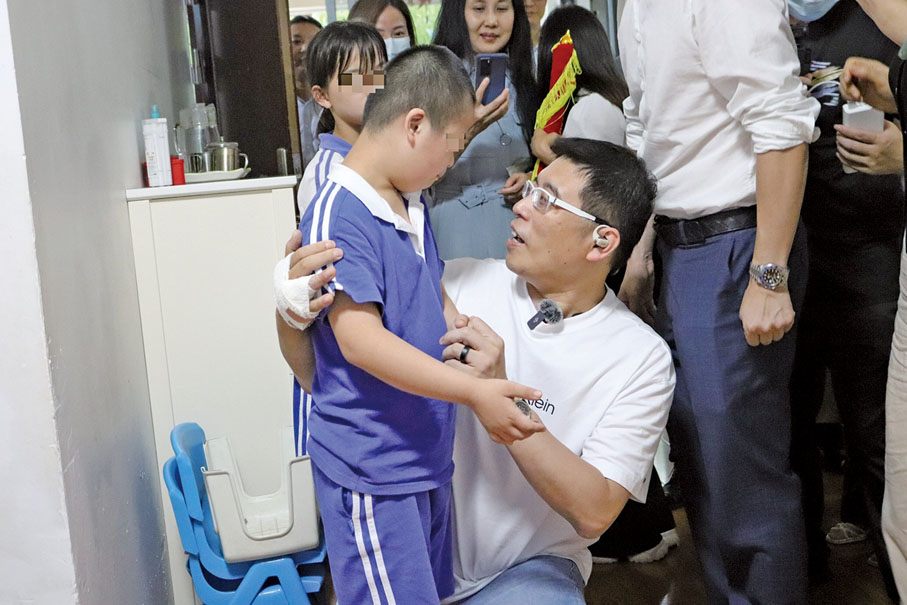 ●9月10日，莊紫祥一行到深圳市社會福利服務指導中心為特殊兒童獻愛心。