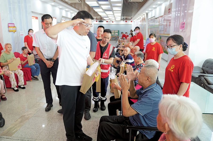 ●9月11日，莊紫祥到深圳市益壽頤養院慰問老人。
